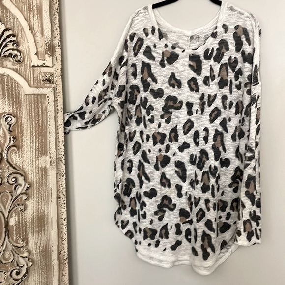 LUNA CHIC WHITE & LEOPARD PRINT TUNIC - Picture 1 of 4